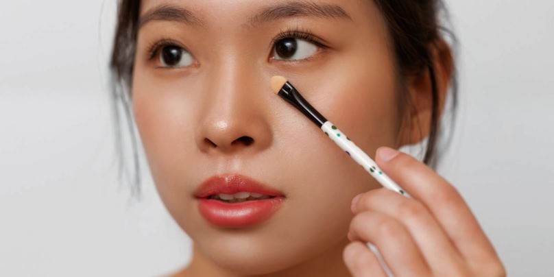 concealer application